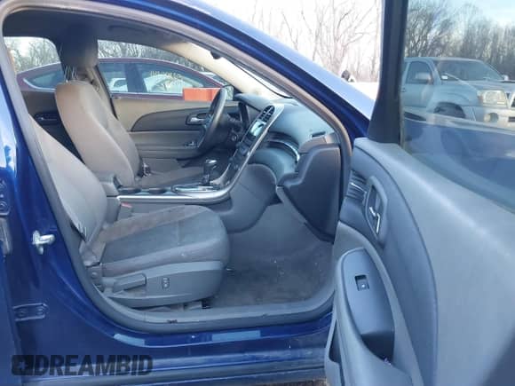 2013 Chevrolet Malibu LS z VIN 1G11A5SA5DU122963, wystawiony jako IAAI lot #41411921 z przebiegiem 193 880 mil mil oraz . Historia ofert i sprzedaży dostępna na DreamBid. Obrazek 5.