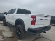✅ 2021 Chevrolet Silverado 1500 LT Trail Boss • VIN: 1GCPYFED4MZ171275 • Lot: 54148864. Wystawiony na Copart z przebiegiem 57 983 mil. Bezpłatny archiwum sprzedaży aukcyjnych z USA i szczegółowy raport historii pojazdu na DreamBid. Zdjęcie 2.