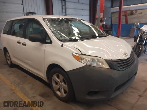 ✅ 2013 Toyota Sienna L • VIN: 5TDZK3DC4DS326541 • Lot: 42861022. Wystawiony na IAAI z przebiegiem 304 238 mil. Bezpłatny archiwum sprzedaży aukcyjnych z USA i szczegółowy raport historii pojazdu na DreamBid. Zdjęcie 1.