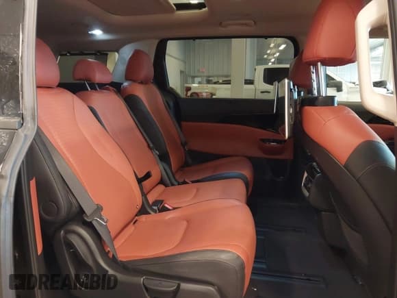 ✅ 2024 Kia Carnival SX Prestige • VIN: KNDNE5H39R6423849 • Lot: 41586526. Listed on IAAI with 17,545 mi. Free auction sales archive from the USA and detailed vehicle history report at DreamBid. Image 8.