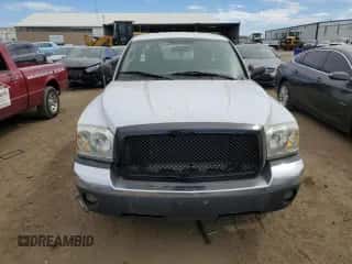 2005 Dodge Dakota SLT z VIN 1D7HW42K35S327369, wystawiony jako Copart lot #71760844 z przebiegiem 193 331 mil mil oraz Szkoda całkowita • Salvage title. Historia ofert i sprzedaży dostępna na DreamBid. Obrazek 5.