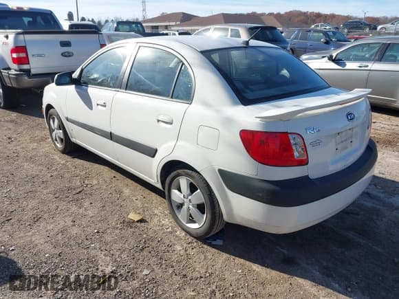 ✅ 2008 Kia Rio LX • VIN: KNADE123486302932 • Lot: 43693758. Wystawiony na IAAI z przebiegiem 132 104 mil. Bezpłatny archiwum sprzedaży aukcyjnych z USA i szczegółowy raport historii pojazdu na DreamBid. Zdjęcie 3.