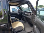 ✅ 2023 Jeep Wrangler Sport S • VIN: 1C4HJXDN6PW599895 • Lot: 42242107. Wystawiony na IAAI z przebiegiem 53 980 mil. Bezpłatny archiwum sprzedaży aukcyjnych z USA i szczegółowy raport historii pojazdu na DreamBid. Zdjęcie 5.