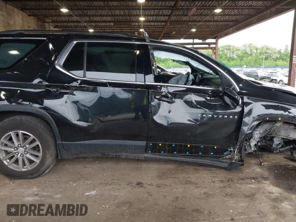 ✅ 2022 Chevrolet Traverse LT • VIN: 1GNEVHKW3NJ106085 • Lot: 42336977. Wystawiony na IAAI z przebiegiem 66 452 mil. Bezpłatny archiwum sprzedaży aukcyjnych z USA i szczegółowy raport historii pojazdu na DreamBid. Zdjęcie 13.