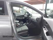 ✅ 2019 Hyundai Kona SE • VIN: KM8K12AA6KU379294 • Лот: 43433132. Опубликован ранее на IAAI с пробегом 61 497 миль. Бесплатный доступ к архиву аукционных продаж из США и подробный отчёт об истории автомобиля на DreamBid. Изображение 5.