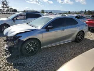 2021 Toyota Camry Hybrid SE z VIN 4T1G31AK5MU563311, wystawiony jako Copart lot #84598085 z przebiegiem 85 740 mil mil oraz Szkoda całkowita • Salvage title. Historia ofert i sprzedaży dostępna na DreamBid. Obrazek 1.