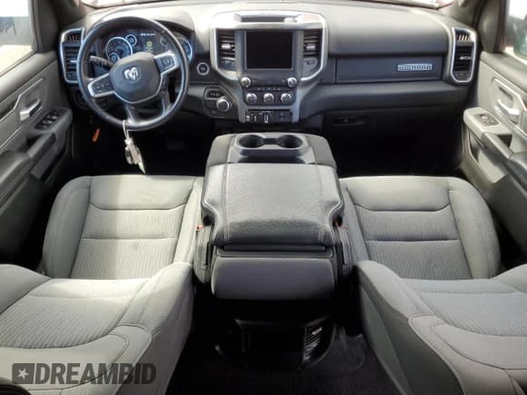 ✅ 2023 Ram 1500 Big Horn • VIN: 1C6RREFG7PN592547 • Lot: 70934395. Wystawiony na Copart z przebiegiem 19 970 mil. Bezpłatny archiwum sprzedaży aukcyjnych z USA i szczegółowy raport historii pojazdu na DreamBid. Zdjęcie 8.