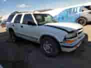 1998 Chevrolet Blazer LT z VIN 1GNDT13W9W2139126, wystawiony jako Copart lot #77614904 z przebiegiem Nie podano mil oraz Czysty tytuł • Clean title. Historia ofert i sprzedaży dostępna na DreamBid. Obrazek 4.