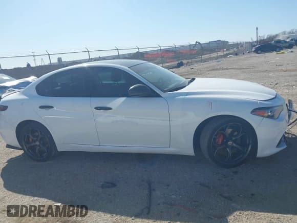 ✅ 2018 Alfa Romeo Giulia Ti Sport • VIN: ZARFAEEN9J7572787 • Лот: 41646814. Опубликован ранее на IAAI с пробегом 56 094 миль. Бесплатный доступ к архиву аукционных продаж из США и подробный отчёт об истории автомобиля на DreamBid. Изображение 13.