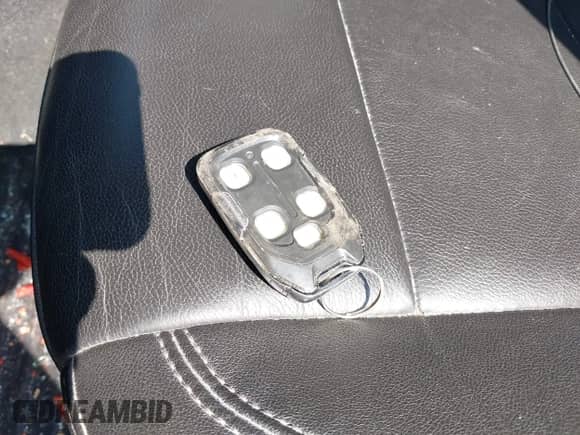 2022 Chevrolet Silverado 1500 LT z VIN 1GCPWCED8NZ104295, wystawiony jako IAAI lot #42053778 z przebiegiem 65 737 mil mil oraz . Historia ofert i sprzedaży dostępna na DreamBid. Obrazek 11.