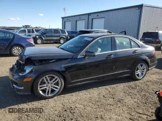 ✅ 2013 Mercedes-Benz C 300 Luxury • VIN: WDDGF8AB8DR288529 • Lot: 92501045. Wystawiony na Copart z przebiegiem 148 982 mil. Bezpłatny archiwum sprzedaży aukcyjnych z USA i szczegółowy raport historii pojazdu na DreamBid. Zdjęcie 1.