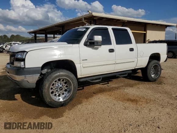 ✅ 2006 Chevrolet Silverado 2500HD Work Truck • VIN: 1GCHC23D46F162546 • Лот: 51618545. Опубликован ранее на Copart с пробегом 307 198 миль. Бесплатный доступ к архиву аукционных продаж из США и подробный отчёт об истории автомобиля на DreamBid. Изображение 1.