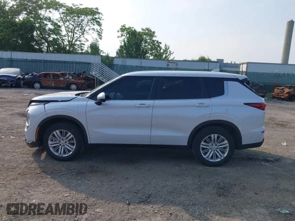✅ 2024 Mitsubishi Outlander ES • VIN: JA4J4UA80RZ052123 • Lot: 42442613. Listed on IAAI with 26,192 mi. Free auction sales archive from the USA and detailed vehicle history report at DreamBid. Image 14.