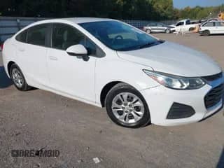 2019 Chevrolet Cruze z VIN 1G1BJ5SM2K7104169, wystawiony jako IAAI lot #43272855 z przebiegiem 372 277 mil mil oraz . Historia ofert i sprzedaży dostępna na DreamBid. Obrazek 1.