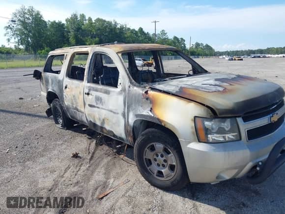 2014 Chevrolet Suburban LT z VIN 1GNSCJE02ER230924, wystawiony jako IAAI lot #42716217 z przebiegiem Nie podano mil oraz . Historia ofert i sprzedaży dostępna na DreamBid. Obrazek 6.
