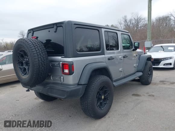 ✅ 2019 Jeep Wrangler Unlimited Sport • VIN: 1C4HJXDG4KW518726 • Lot: 41597892. Wystawiony na IAAI z przebiegiem 68 842 mil. Bezpłatny archiwum sprzedaży aukcyjnych z USA i szczegółowy raport historii pojazdu na DreamBid. Zdjęcie 4.