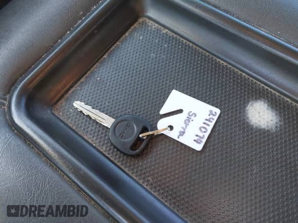 2006 GMC Sierra 1500 SL with VIN 2GTEC13V561241074, listed as a IAAI auction lot 43550364 with 206,725 mi miles and . Bid and sale history available at DreamBid. Image 11.