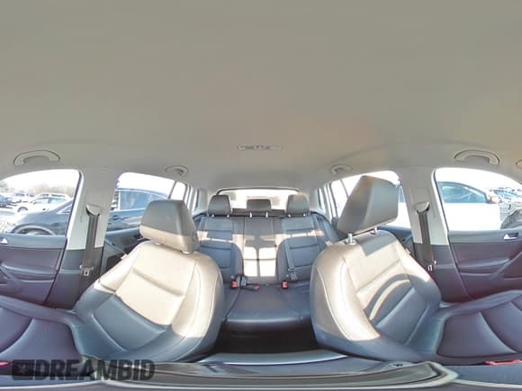 ✅ 2016 Volkswagen Tiguan SEL • VIN: WVGBV7AX0GW547500 • Lot: 84235004. Wystawiony na Copart z przebiegiem 76 679 mil. Bezpłatny archiwum sprzedaży aukcyjnych z USA i szczegółowy raport historii pojazdu na DreamBid. Zdjęcie 16.