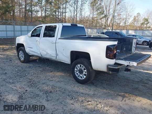 ✅ 2015 Chevrolet Silverado 2500HD LT • VIN: 1GC1CVEG5FF101541 • Lot: 41187622. Wystawiony na IAAI z przebiegiem 295 925 mil. Bezpłatny archiwum sprzedaży aukcyjnych z USA i szczegółowy raport historii pojazdu na DreamBid. Zdjęcie 3.