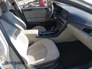 2017 Hyundai Sonata SE z VIN 5NPE24AF7HH475895, wystawiony jako IAAI lot #43480489 z przebiegiem 83 204 mil mil oraz . Historia ofert i sprzedaży dostępna na DreamBid. Obrazek 5.