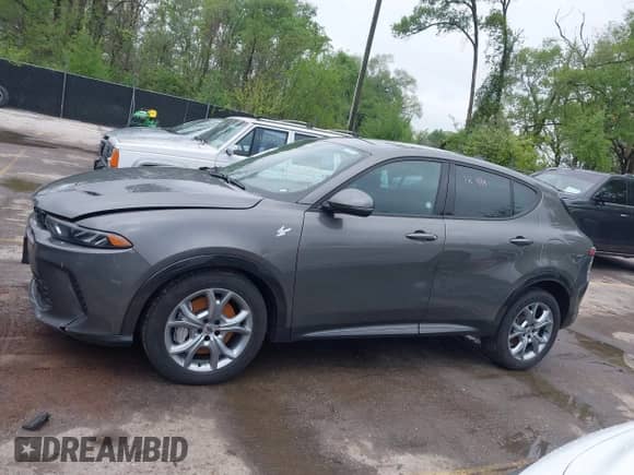 2024 Dodge Hornet R/T z VIN ZACPDFCW9R3A27489, wystawiony jako IAAI lot #42121458 z przebiegiem 29 185 mil mil oraz . Historia ofert i sprzedaży dostępna na DreamBid. Obrazek 14.