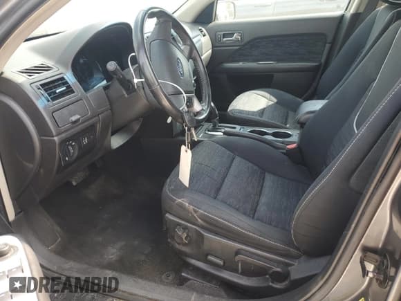 ✅ 2010 Ford Fusion SE • VIN: 3FAHP0HA6AR388810 • Lot: 69731875. Wystawiony na Copart z przebiegiem 185 804 mil. Bezpłatny archiwum sprzedaży aukcyjnych z USA i szczegółowy raport historii pojazdu na DreamBid. Zdjęcie 7.