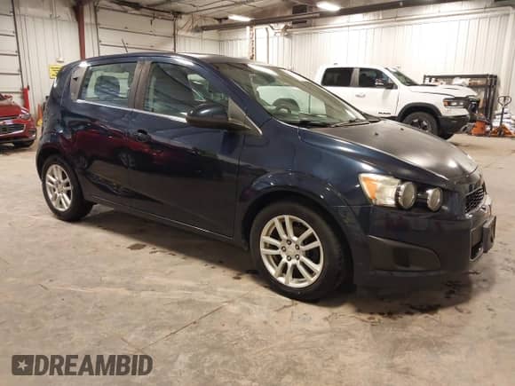 2015 Chevrolet Sonic LT z VIN 1G1JC6SB2F4129090, wystawiony jako IAAI lot #42615917 z przebiegiem 98 704 mil mil oraz . Historia ofert i sprzedaży dostępna na DreamBid. Obrazek 1.