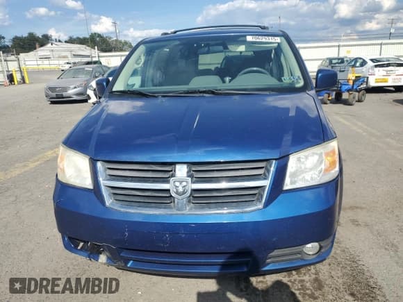 ✅ 2010 Dodge Grand Caravan SXT • VIN: 2D4RN5D19AR489601 • Лот: 70629315. Опубликован ранее на Copart с пробегом 242 179 миль. Бесплатный доступ к архиву аукционных продаж из США и подробный отчёт об истории автомобиля на DreamBid. Изображение 5.