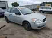 2009 Hyundai Accent Auto GS z VIN KMHCM36C19U112294, wystawiony jako Copart lot #72515624 z przebiegiem Nie podano mil oraz Czysty tytuł • Clean title. Historia ofert i sprzedaży dostępna na DreamBid. Obrazek 4.