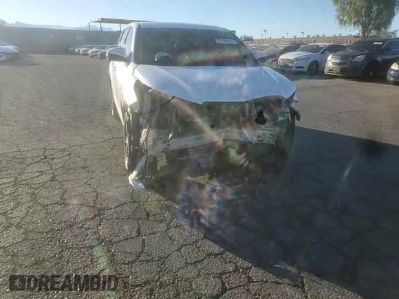 ✅ 2018 Toyota Highlander LE Plus • VIN: 5TDZZRFH8JS283745 • Lot: 87429215. Wystawiony na Copart z przebiegiem 101 454 mil. Bezpłatny archiwum sprzedaży aukcyjnych z USA i szczegółowy raport historii pojazdu na DreamBid. Zdjęcie 14.