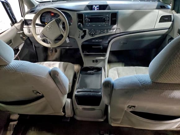 ✅ 2014 Toyota Sienna LE • VIN: 5TDKK3DC5ES476371 • Lot: 94230505. Listed on Copart with 217,306 mi. Free auction sales archive from the USA and detailed vehicle history report at DreamBid. Image 8.