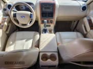 ✅ 2006 Ford Explorer Eddie Bauer • VIN: 1FMEU64E96UB22940 • Lot: 92224745. Wystawiony na Copart z przebiegiem 133 721 mil. Bezpłatny archiwum sprzedaży aukcyjnych z USA i szczegółowy raport historii pojazdu na DreamBid. Zdjęcie 8.