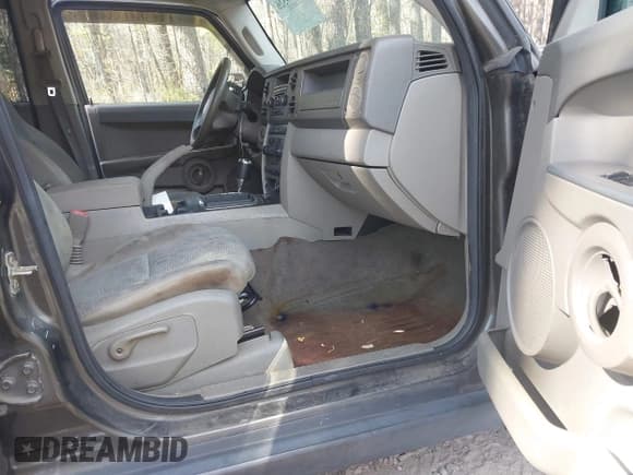 ✅ 2006 Jeep Commander • VIN: 1J8HG48K36C342666 • Lot: 41908526. Wystawiony na IAAI z przebiegiem 199 163 mil. Bezpłatny archiwum sprzedaży aukcyjnych z USA i szczegółowy raport historii pojazdu na DreamBid. Zdjęcie 5.