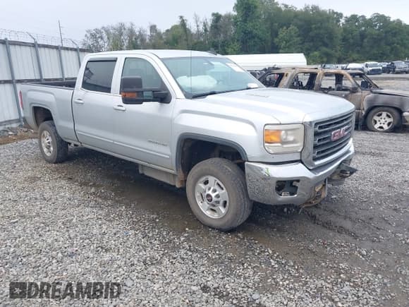 ✅ 2015 GMC Sierra 2500HD • VIN: 1GT11YE82FF603956 • Lot: 43396967. Wystawiony na IAAI z przebiegiem 328 940 mil. Bezpłatny archiwum sprzedaży aukcyjnych z USA i szczegółowy raport historii pojazdu na DreamBid. Zdjęcie 1.