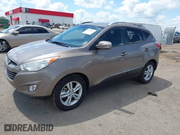 2013 Hyundai Tucson GLS z VIN KM8JU3AC5DU624633, wystawiony jako IAAI lot #42366217 z przebiegiem 108 258 mil mil oraz . Historia ofert i sprzedaży dostępna na DreamBid. Obrazek 2.