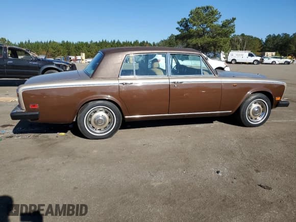 ✅ 1979 Rolls-Royce Silver Seraph • VIN: SRK39237 • Лот: 82617014. Опубликован ранее на Copart с пробегом 102 900 миль. Бесплатный доступ к архиву аукционных продаж из США и подробный отчёт об истории автомобиля на DreamBid. Изображение 3.