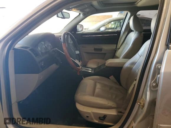 ✅ 2006 Chrysler 300 Touring • VIN: 2C3KK53G46H537858 • Лот: 92198665. Опубликован ранее на Copart с пробегом 212 807 миль. Бесплатный доступ к архиву аукционных продаж из США и подробный отчёт об истории автомобиля на DreamBid. Изображение 7.