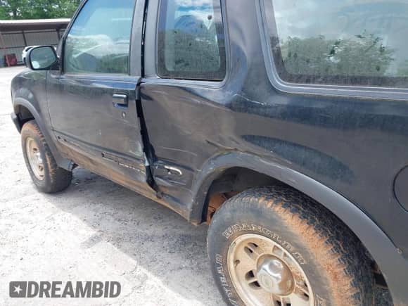 1996 Ford Explorer Eddie Bauer z VIN 1FMCU22X1TUB42311, wystawiony jako IAAI lot #42252430 z przebiegiem 161 434 mil mil oraz . Historia ofert i sprzedaży dostępna na DreamBid. Obrazek 6.