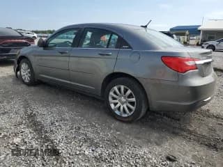 ✅ 2013 Chrysler 200 Touring • VIN: 1C3CCBBB9DN714382 • Lot: 70914565. Wystawiony na Copart z przebiegiem 128 517 mil. Bezpłatny archiwum sprzedaży aukcyjnych z USA i szczegółowy raport historii pojazdu na DreamBid. Zdjęcie 2.