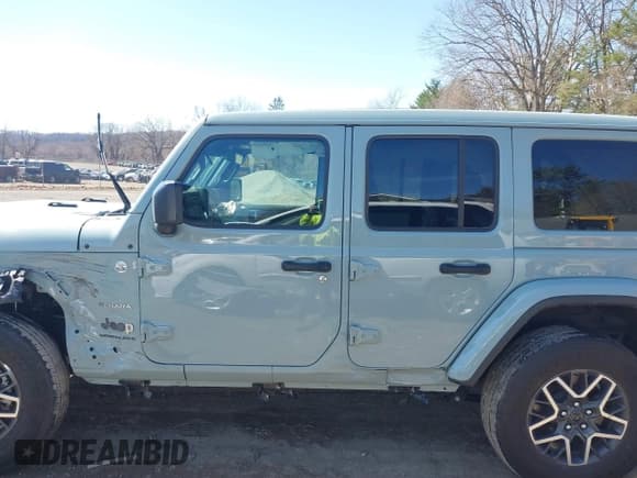 ✅ 2024 Jeep Wrangler Sahara • VIN: 1C4PJXEG1RW299325 • Лот: 41854789. Опубликован ранее на IAAI с пробегом 27 808 миль. Бесплатный доступ к архиву аукционных продаж из США и подробный отчёт об истории автомобиля на DreamBid. Изображение 15.