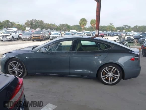 ✅ 2013 Tesla Model S • VIN: 5YJSA1CN7DFP05324 • Lot: 43893560. Wystawiony na IAAI z przebiegiem 89 772 mil. Bezpłatny archiwum sprzedaży aukcyjnych z USA i szczegółowy raport historii pojazdu na DreamBid. Zdjęcie 14.