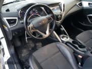 ✅ 2015 Hyundai Veloster • VIN: KMHTC6AD7FU225361 • Lot: 85040274. Wystawiony na Copart z przebiegiem 98 666 mil. Bezpłatny archiwum sprzedaży aukcyjnych z USA i szczegółowy raport historii pojazdu na DreamBid. Zdjęcie 8.