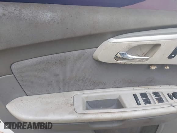 ✅ 2010 Chevrolet Traverse LS • VIN: 1GNLREED0AJ241863 • Lot: 42296935. Wystawiony na IAAI z przebiegiem 276 623 mil. Bezpłatny archiwum sprzedaży aukcyjnych z USA i szczegółowy raport historii pojazdu na DreamBid. Zdjęcie 12.