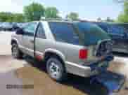 1999 Chevrolet Blazer LS z VIN 1GNCT18W3XK116060, wystawiony jako IAAI lot #42213762 z przebiegiem 216 788 mil mil oraz . Historia ofert i sprzedaży dostępna na DreamBid. Obrazek 3.