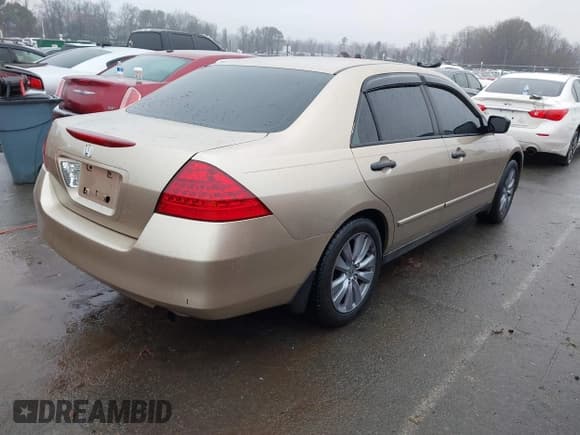 ✅ 2007 Honda Accord VP • VIN: 1HGCM55177A041988 • Lot: 41566083. Wystawiony na IAAI z przebiegiem 218 361 mil. Bezpłatny archiwum sprzedaży aukcyjnych z USA i szczegółowy raport historii pojazdu na DreamBid. Zdjęcie 4.