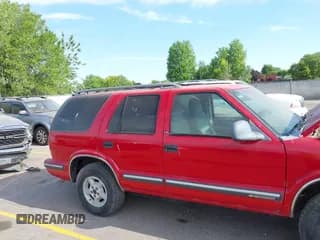 ✅ 1998 Chevrolet Blazer • VIN: 1GNDT13W8WK114850 • Lot: 42458088. Wystawiony na IAAI z przebiegiem Nie podano. Bezpłatny archiwum sprzedaży aukcyjnych z USA i szczegółowy raport historii pojazdu na DreamBid. Zdjęcie 6.
