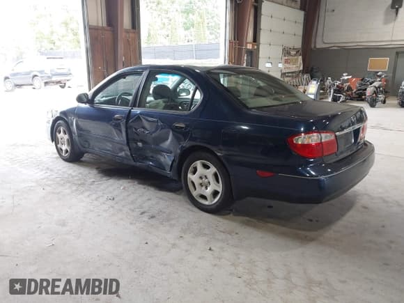 ✅ 2001 Infiniti I30 Luxury • VIN: JNKCA31A61T011165 • Lot: 43230552. Wystawiony na IAAI z przebiegiem 165 716 mil. Bezpłatny archiwum sprzedaży aukcyjnych z USA i szczegółowy raport historii pojazdu na DreamBid. Zdjęcie 3.