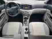 2009 Hyundai Accent Auto GLS z VIN KMHCN46C29U348942, wystawiony jako Copart lot #80129844 z przebiegiem 98 868 mil mil oraz Szkoda całkowita • Salvage title. Historia ofert i sprzedaży dostępna na DreamBid. Obrazek 8.