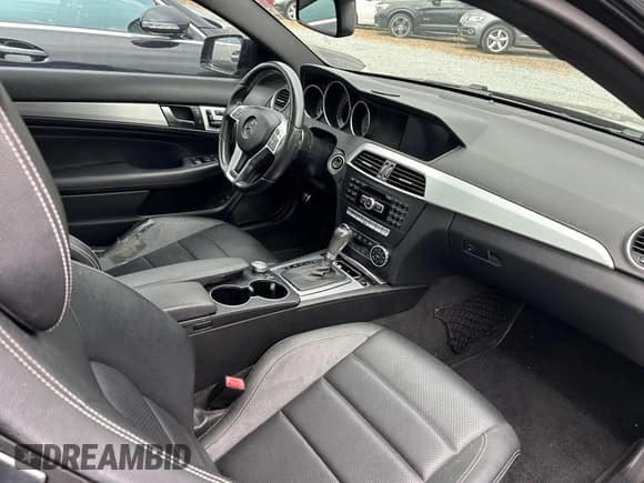 ✅ 2015 Mercedes-Benz C 250 • VIN: WDDGJ4HB5FG402644 • Lot: 43811716. Wystawiony na IAAI z przebiegiem 102 011 mil. Bezpłatny archiwum sprzedaży aukcyjnych z USA i szczegółowy raport historii pojazdu na DreamBid. Zdjęcie 5.