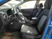 2020 Hyundai Kona SE z VIN KM8K12AA6LU515697, wystawiony jako Copart lot #84374975 z przebiegiem 69 160 mil mil oraz Czysty tytuł • Clean title. Historia ofert i sprzedaży dostępna na DreamBid. Obrazek 7.